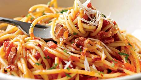 Спагетті з помідорами та шпондером. Рецепт дня
