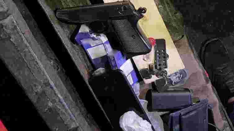 Двоє юнаків з пістолетом і гранатою пограбували 19-річного львів'янина