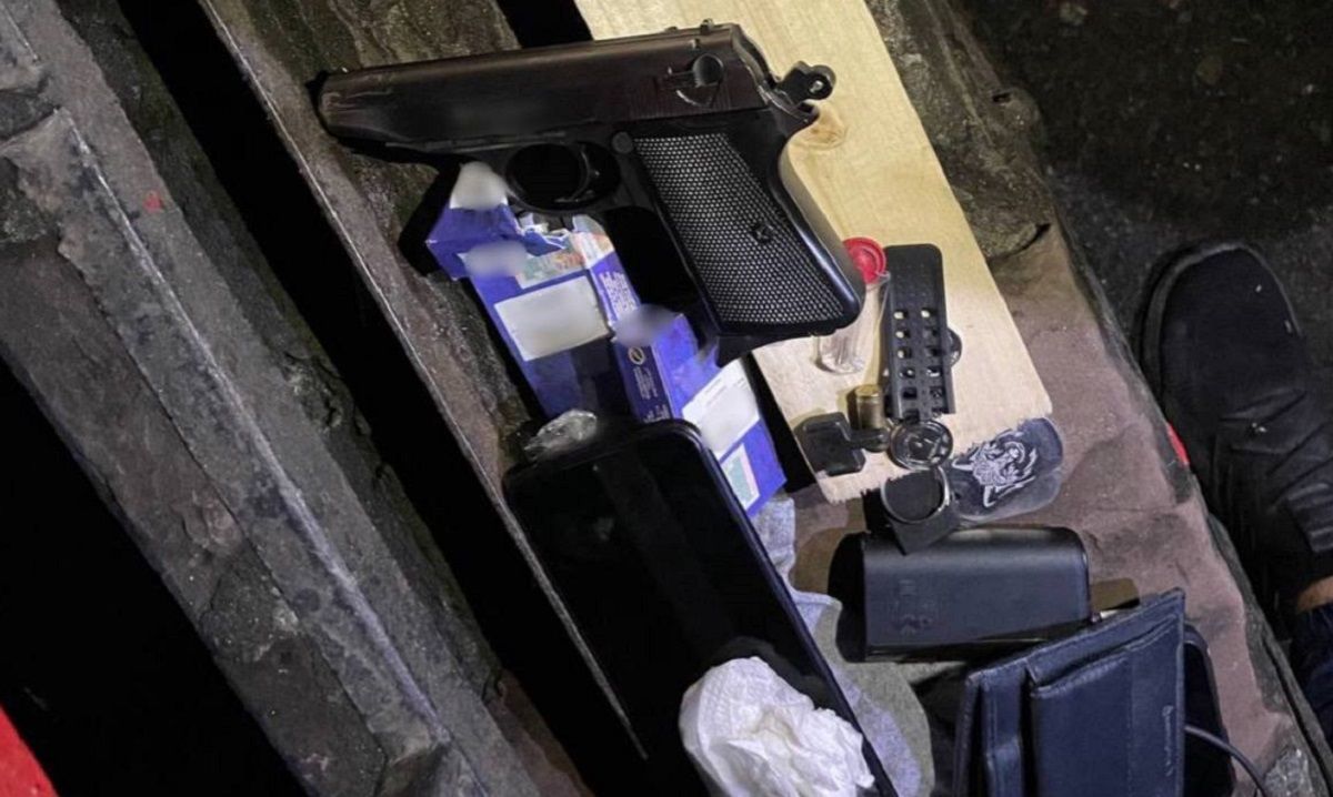Двоє юнаків з пістолетом і гранатою пограбували 19-річного львів'янина