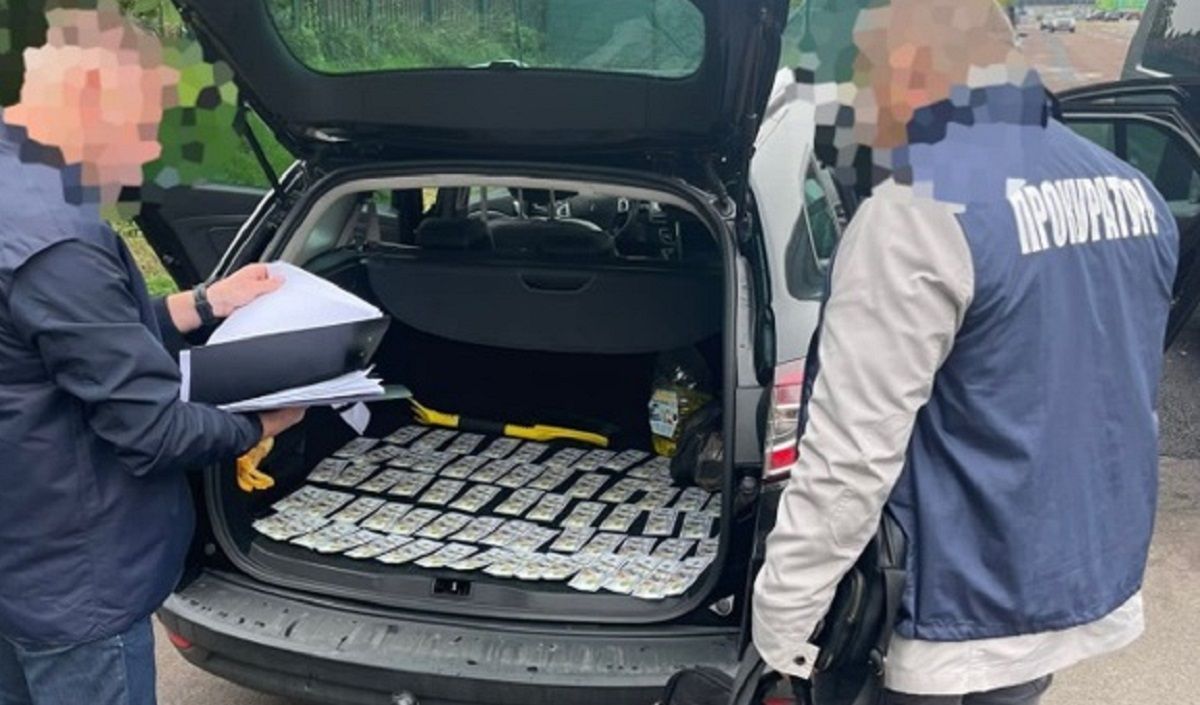 На Львівщині митника затримали на 8800 доларів хабара 