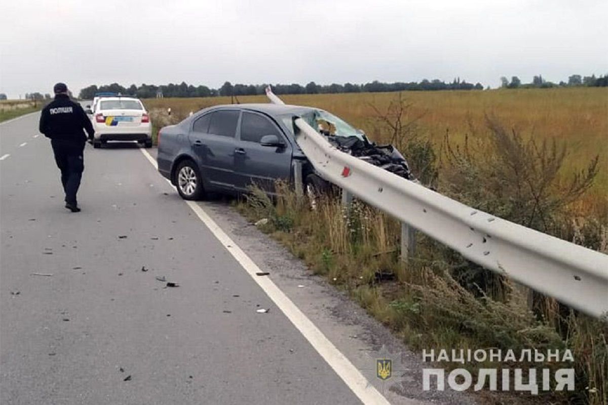 46-річний водій загинув внаслідок зіткнення з відбійником на Хмельниччині