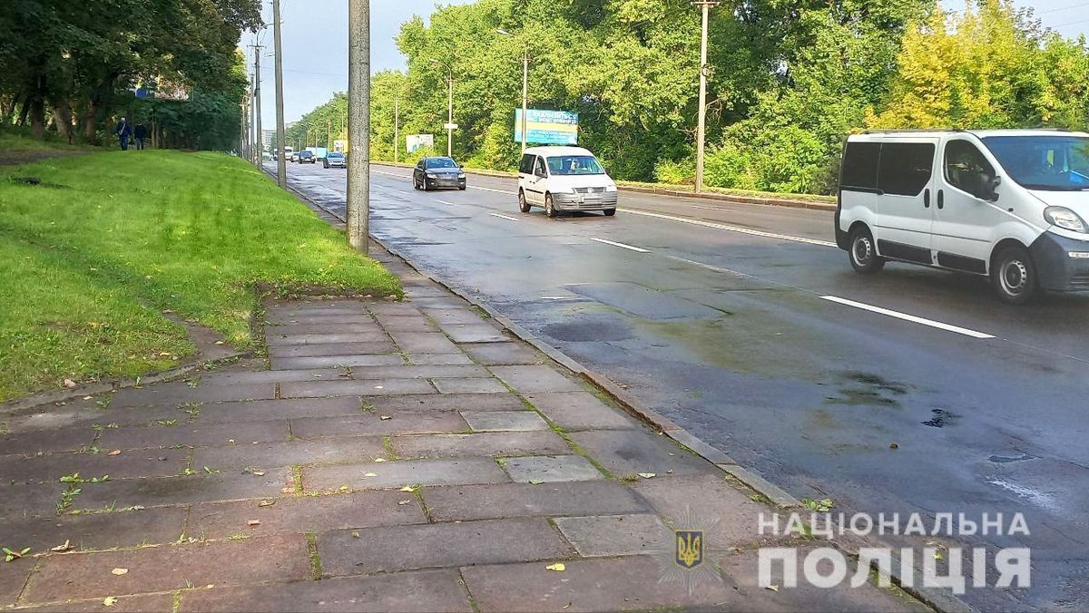 У Рівному велосипедист збив комунальницю, яка підмітала тротуар