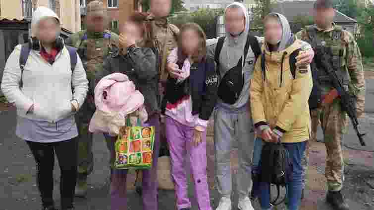 Росіяни перед втечею з Куп’янська закрили в підвалі п’ятьох підлітків