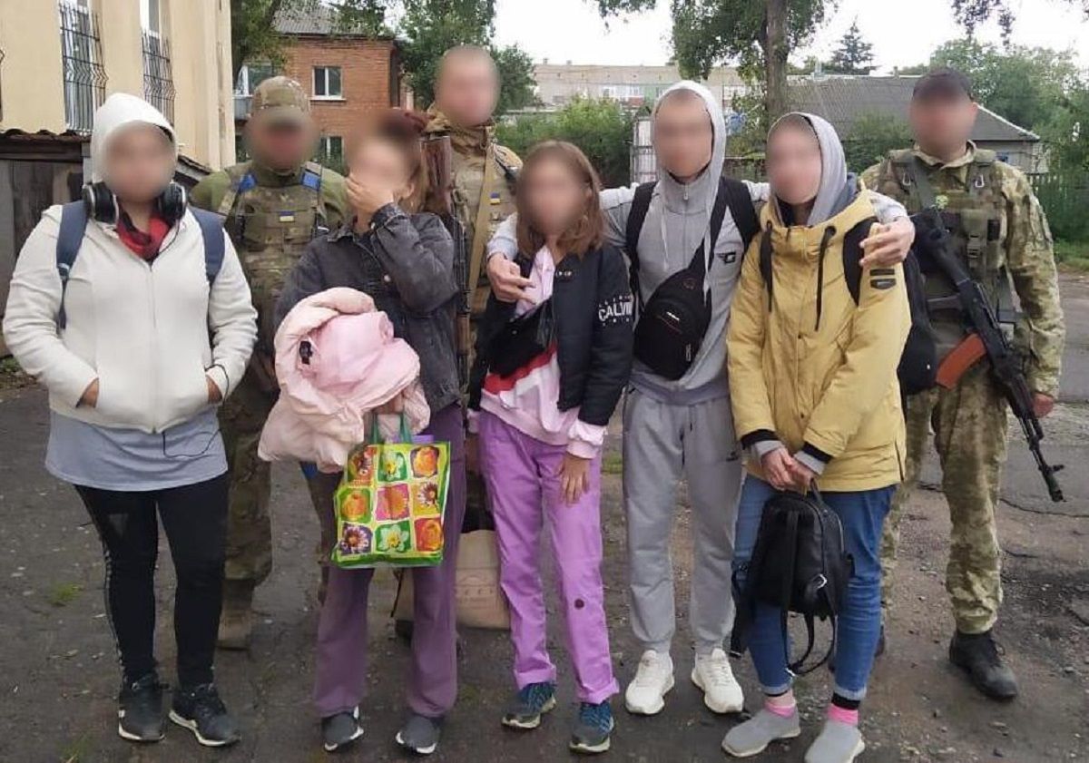Росіяни перед втечею з Куп’янська закрили в підвалі п’ятьох підлітків
