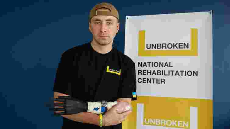 У львівському центрі «Незламні» встановили перший біонічний протез руки 