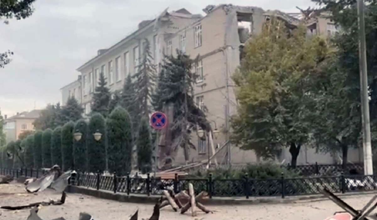 Будівлю окупаційної адміністрації в Херсоні атакували ракетами