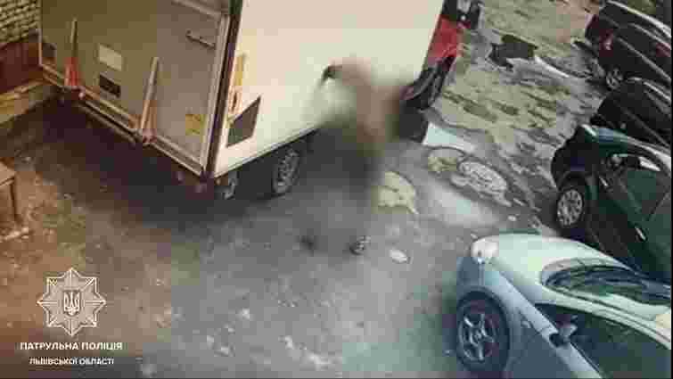 П’яний чоловік порізав колесо поштової вантажівки у Львові