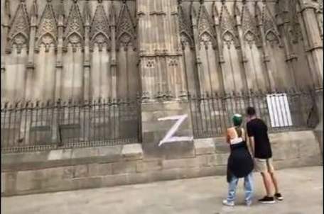 Російські вандали псують Z-символікою історичні пам’ятки в Європі