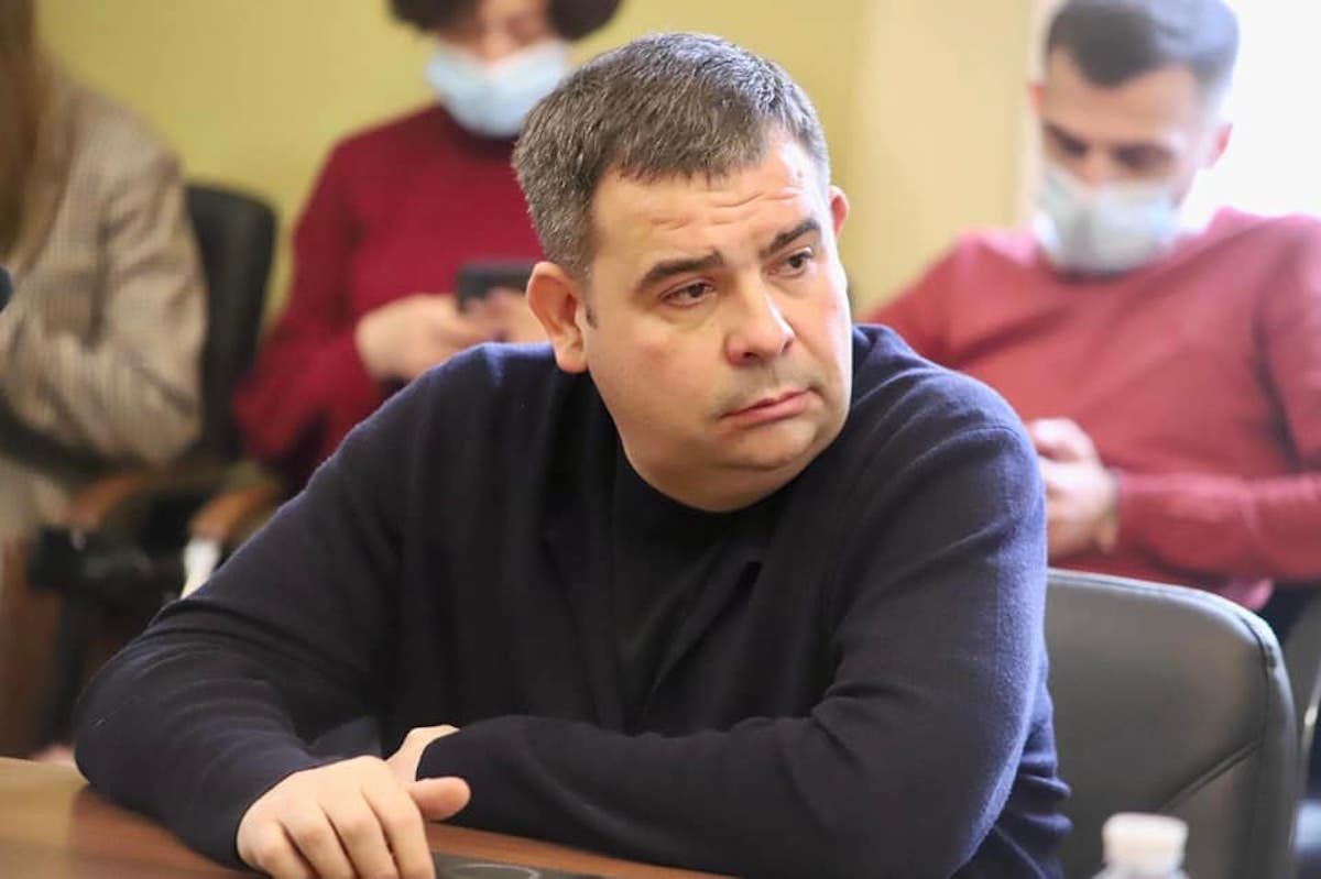 Голова Львівської облради роздає гроші від імені депутата-втікача