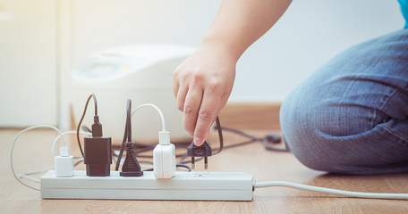 Як захиститись від стрибків напруги вдома: корисні поради
