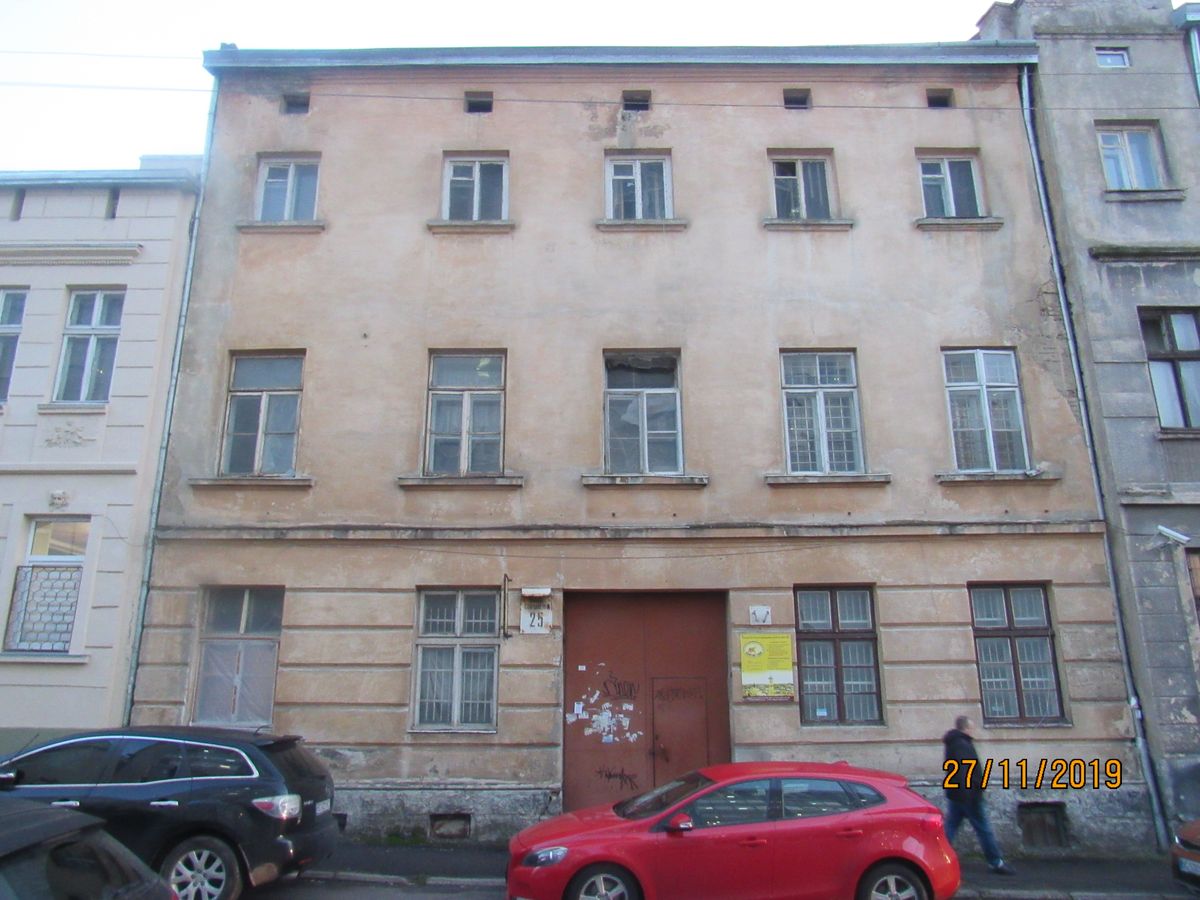 Закинутий будинок біля львівського вокзалу продали за 10 млн грн
