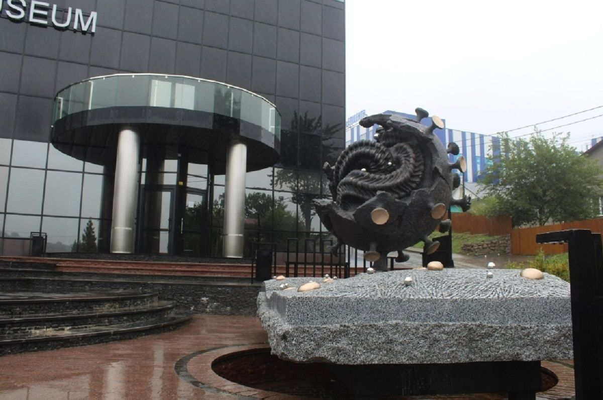 У містечку на Хмельниччині встановили скульптуру коронавірусу