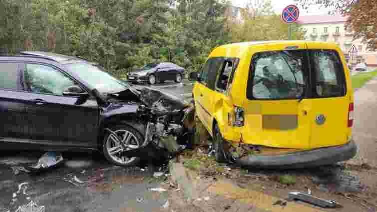 У Львові під час розвороту водій автомобіля розбив два авто
