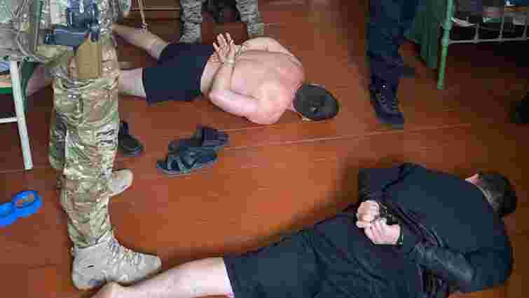 Поліція затримала сімох учасників банди, які постачали наркотики у колонію на Рівненщині
