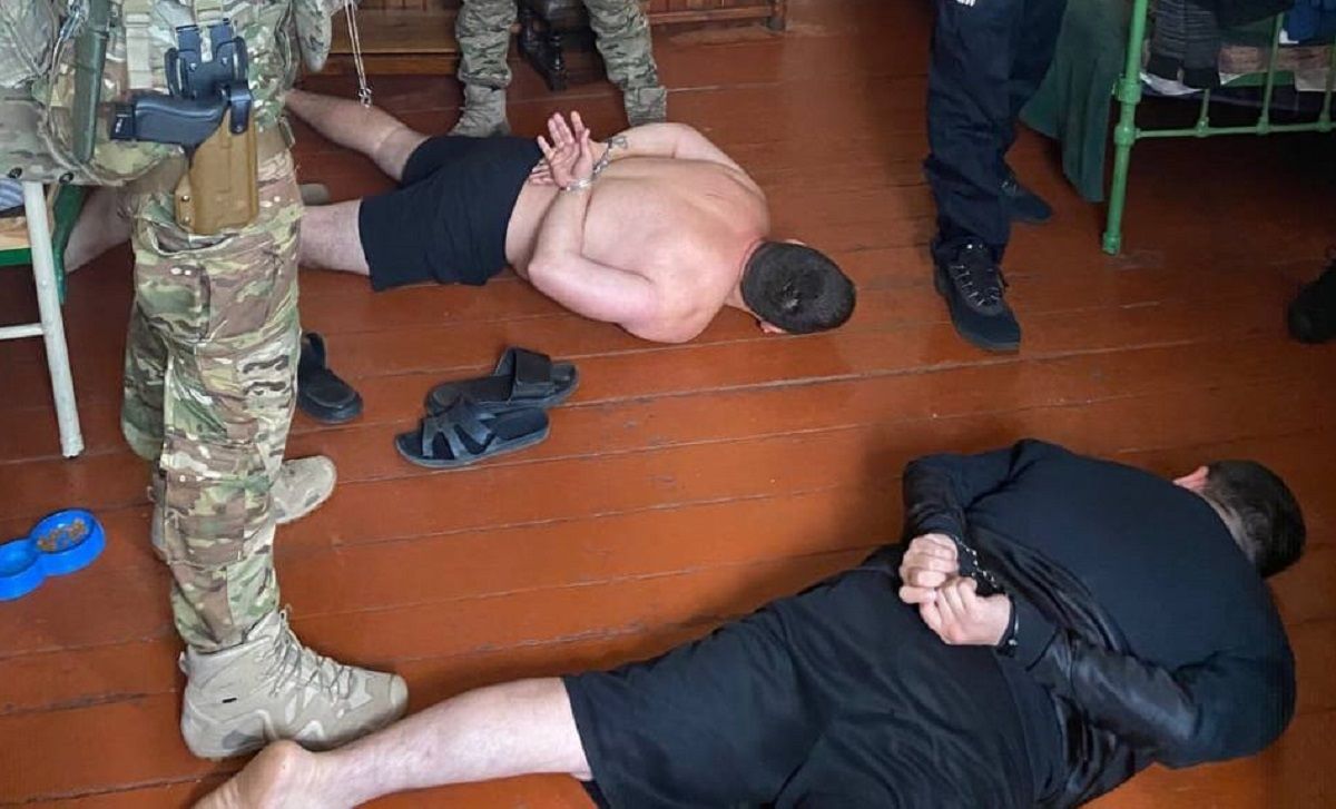 Поліція затримала сімох учасників банди, які постачали наркотики у колонію на Рівненщині