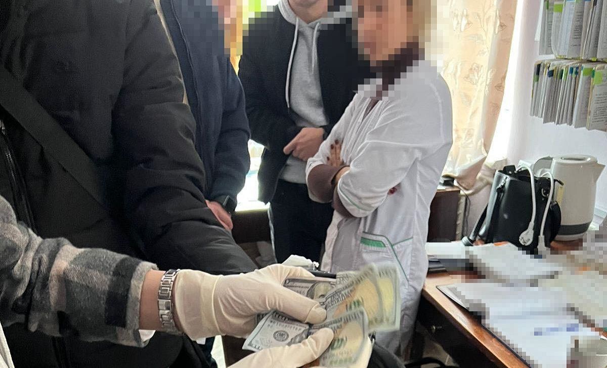 Лікарів Бродівської лікарні викрили на продажу довідок для ухилянтів