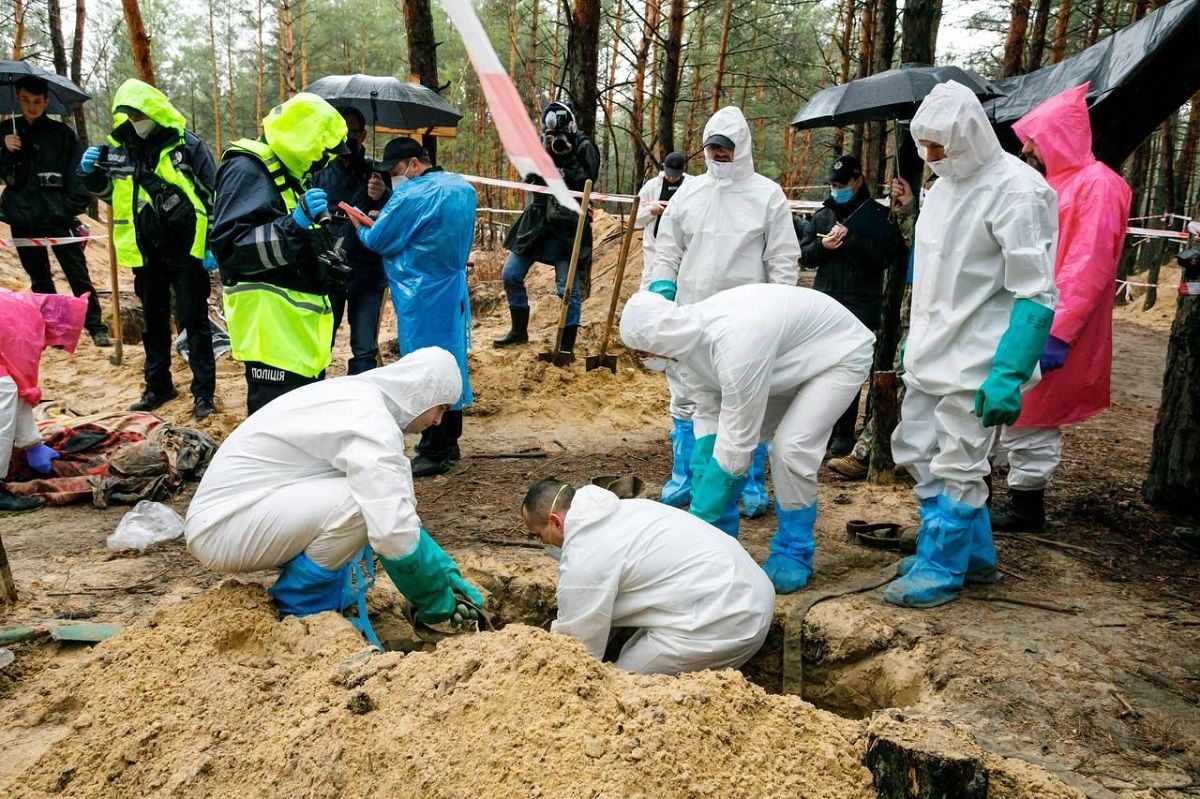 Поліція виявила ще три масові поховання українців на Харківщині