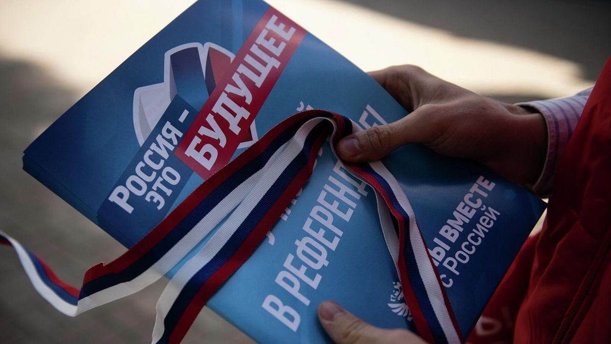 На Луганщині росіяни на «референдумі» складають списки тих, хто голосує «проти»