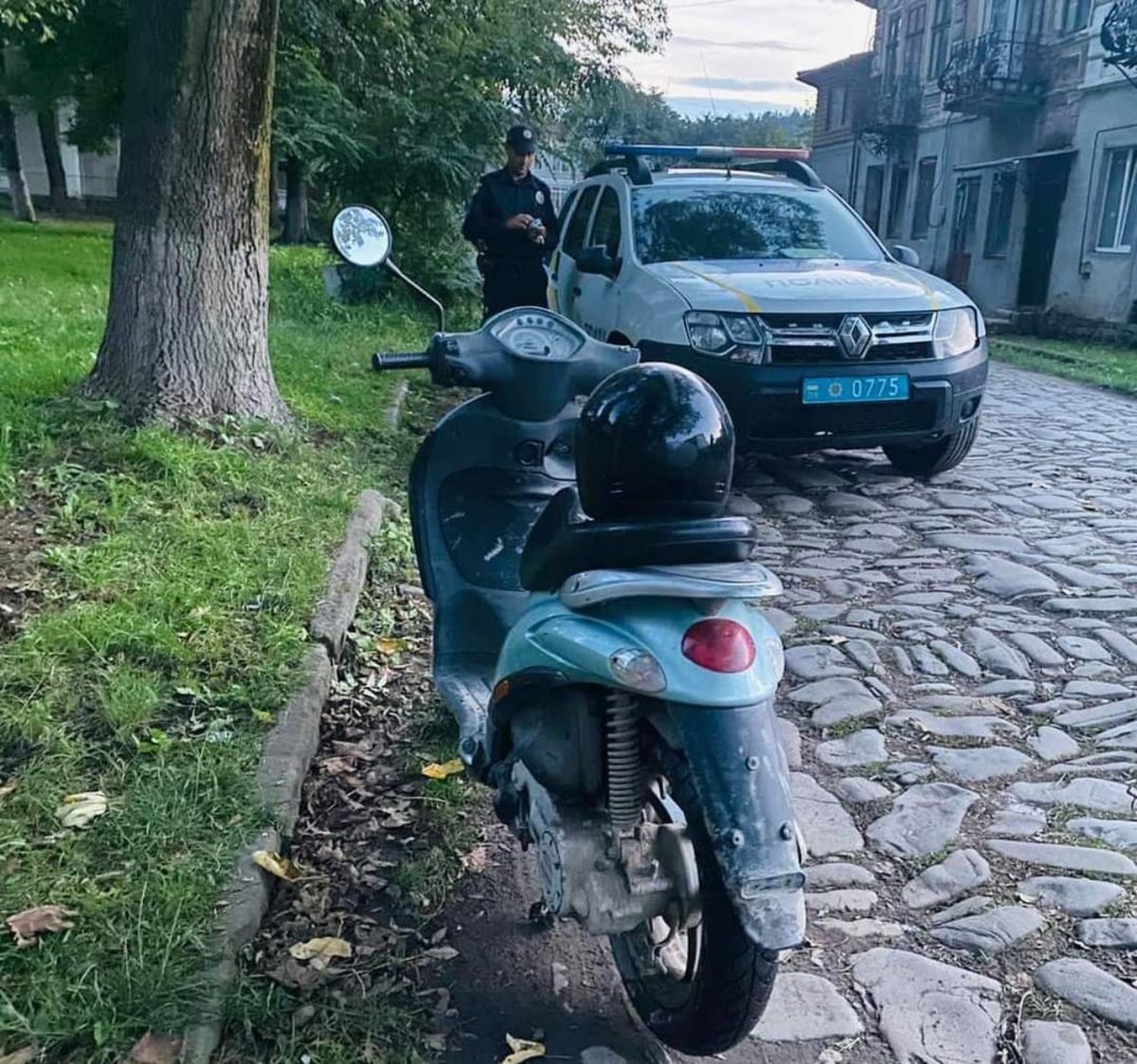 18-річний скутерист збив трирічну дівчинку на дитмайданчику на Прикарпатті