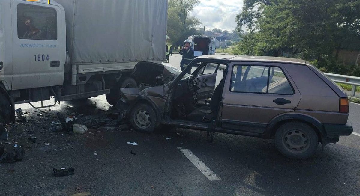 64-річний водій Volkswagen Golf загинув у ДТП з вантажівкою біля Комарна