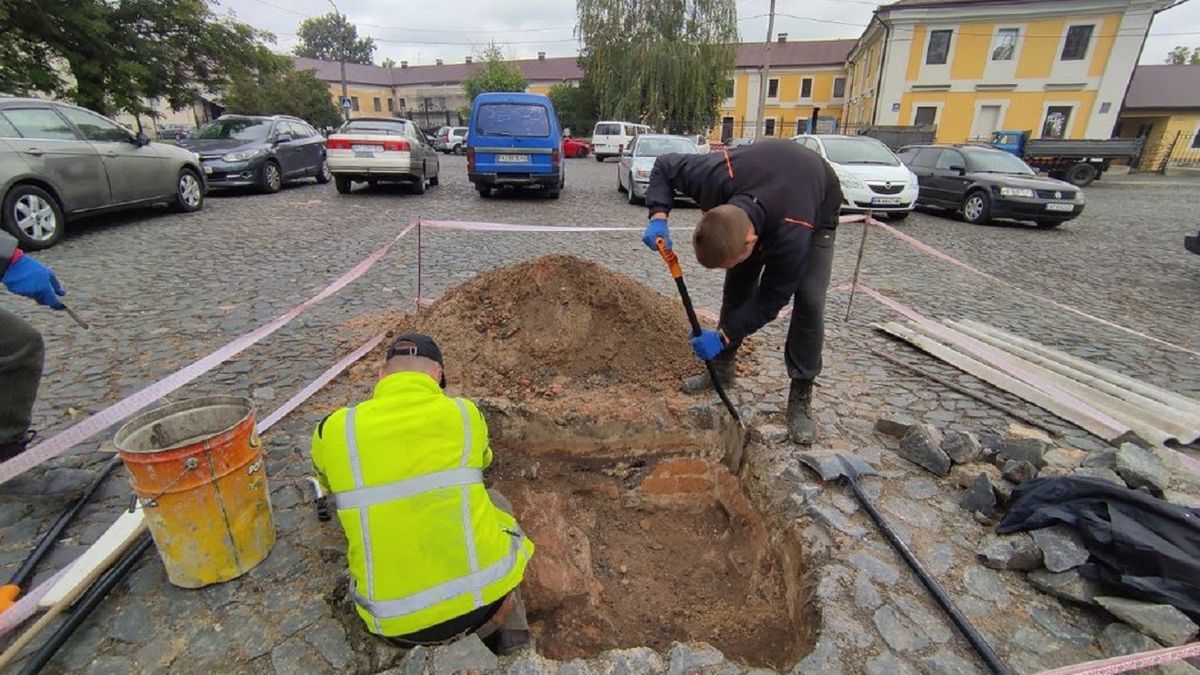Під площею перед Луцьким замком виявили будинок XV століття