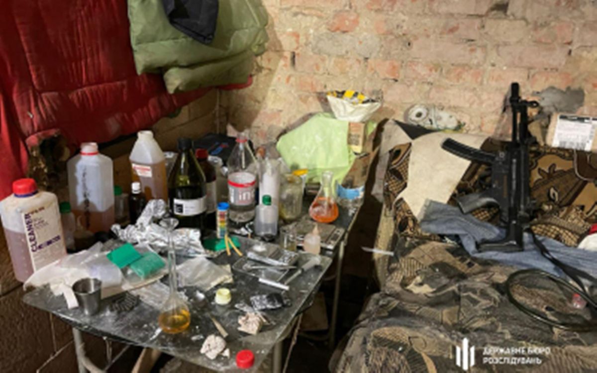 ДБР викрило масштабну лабораторію з виробництва наркотиків на Буковині 