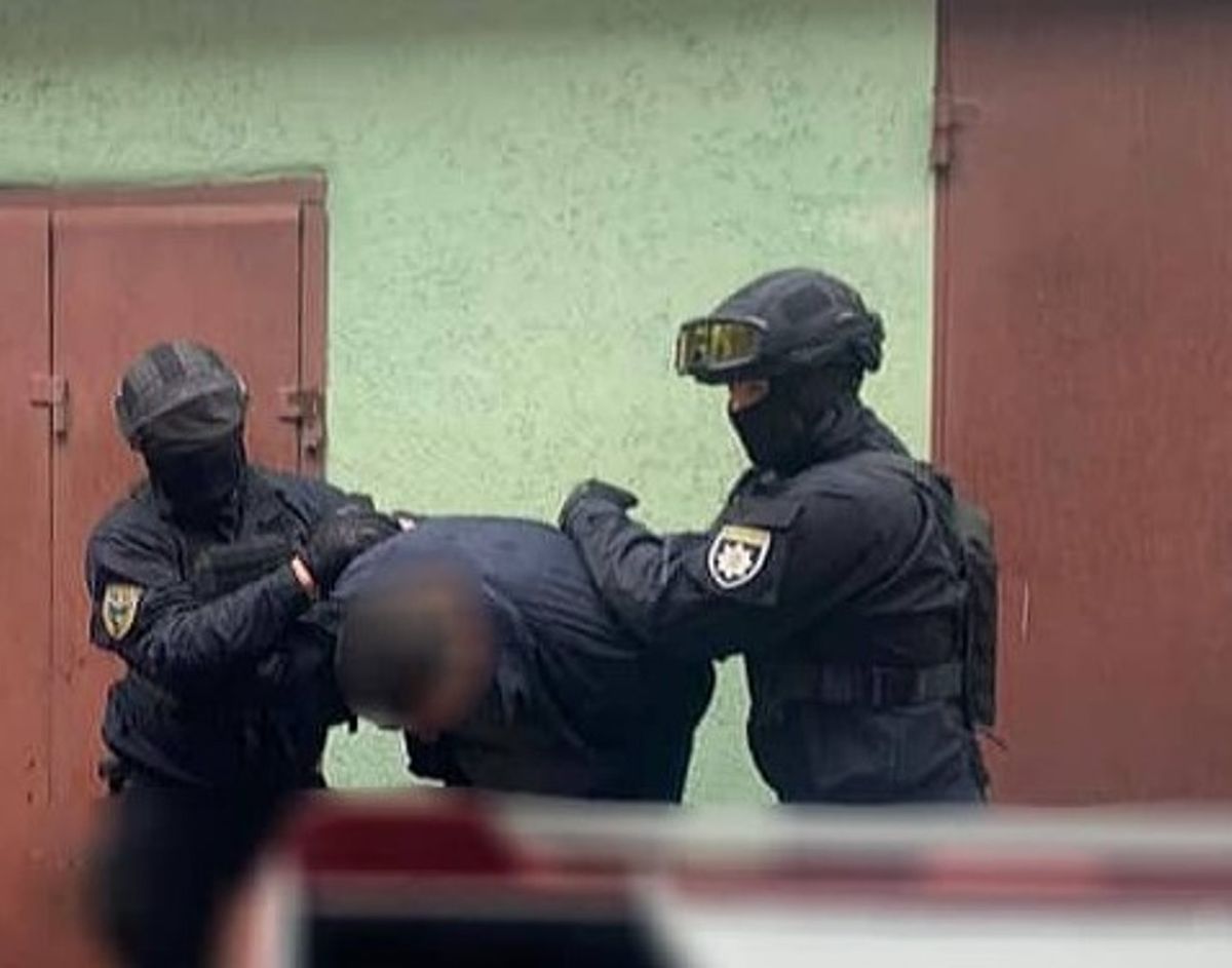 60-річного мешканця Чернівців затримали за вимагання $6 тис. від колишньої 