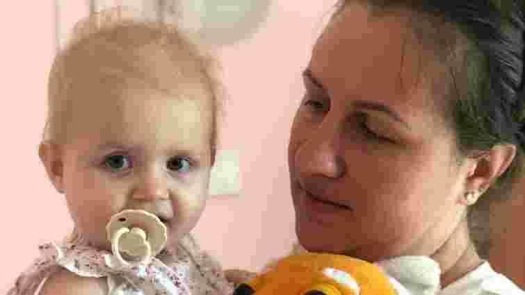 Львівські лікарі врятували однорічну дівчинку з пухлиною у грудях