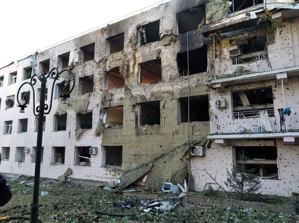 Росіяни вдарили ракетами по лікарні в Купʼянську, загинув лікар