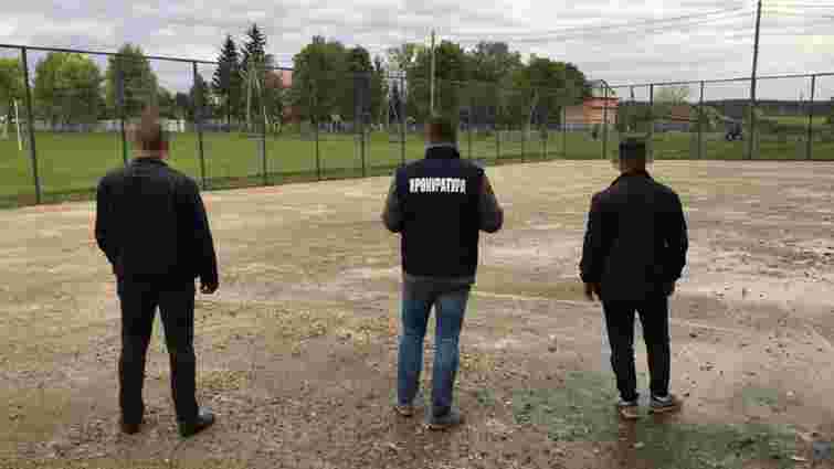 Директора підприємства звинуватили у завищенні вартості реконструкції спортмайданчика у Лопатині