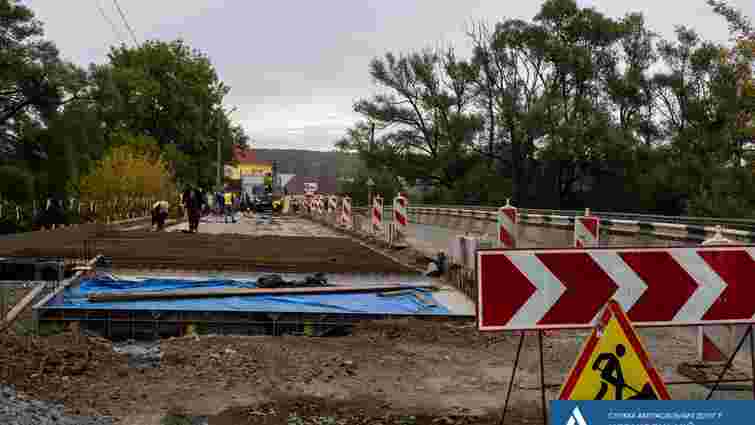 Біля кордону з Румунією відновили ремонт 68-метрового мосту