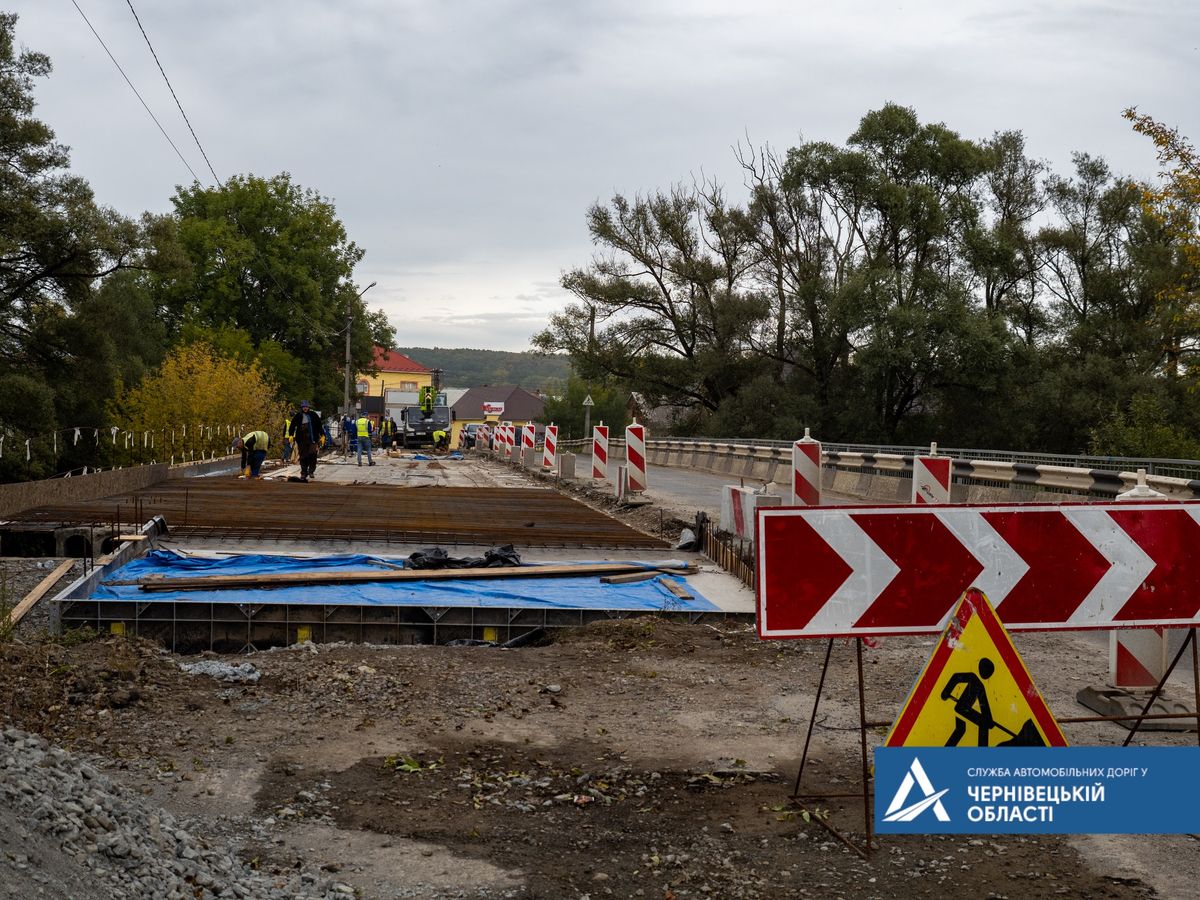 Біля кордону з Румунією відновили ремонт 68-метрового мосту