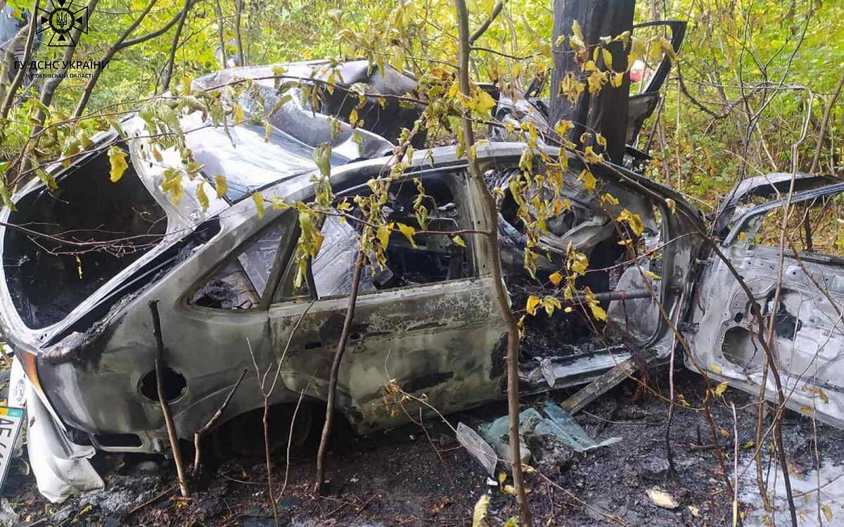 У пожежі після ДТП на Львівщині загинув водій, пасажирка сильно обгоріла
