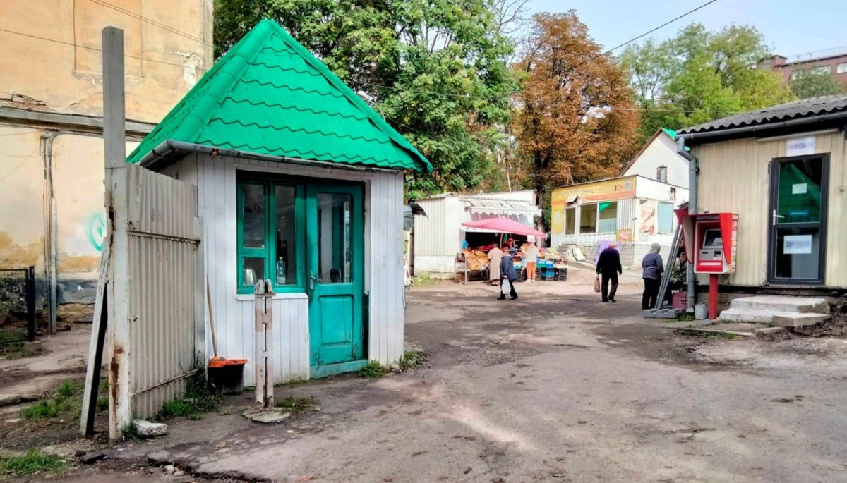 Біля ринку у центрі Львова демонтували брами, якими блокували прохід