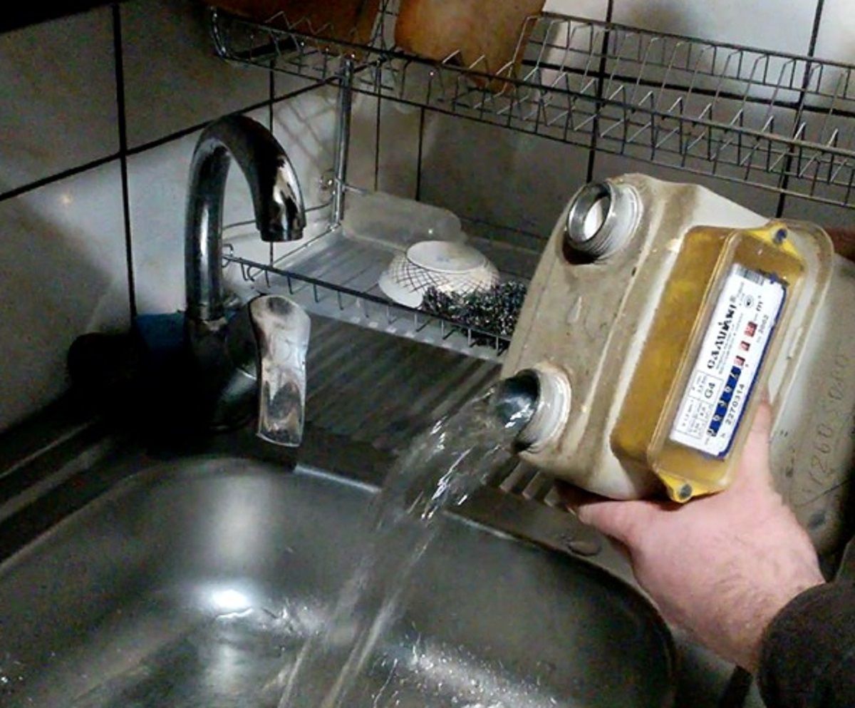 Рівнянин під час заміни колонки випадково підключив воду в газову трубу