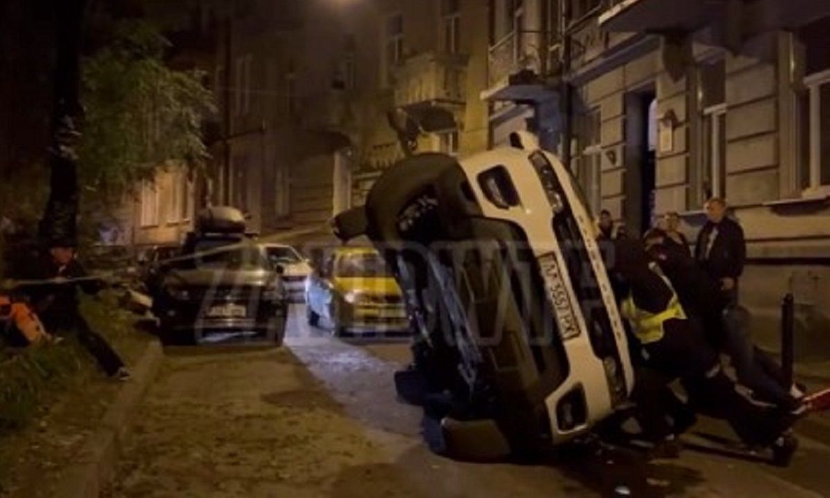 У Львові 40-річна киянка з дитиною перекинулась на Range Rover Sport