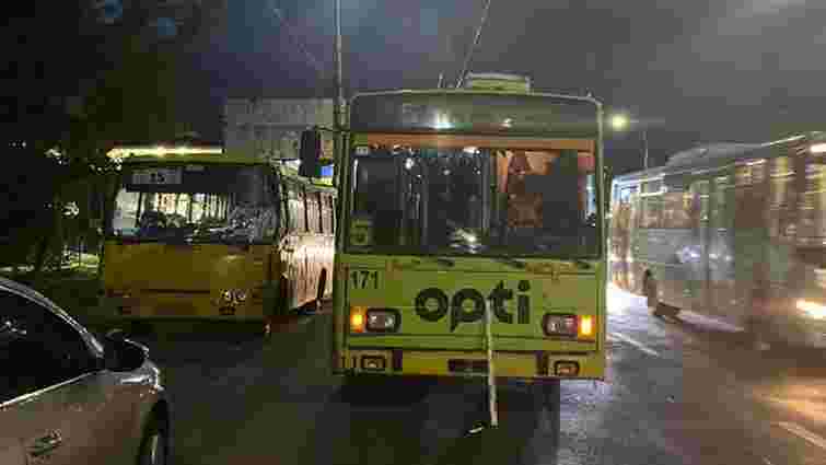 На околиці Тернополя маршрутка в'їхала у тролейбус, п'ятеро постраждалих