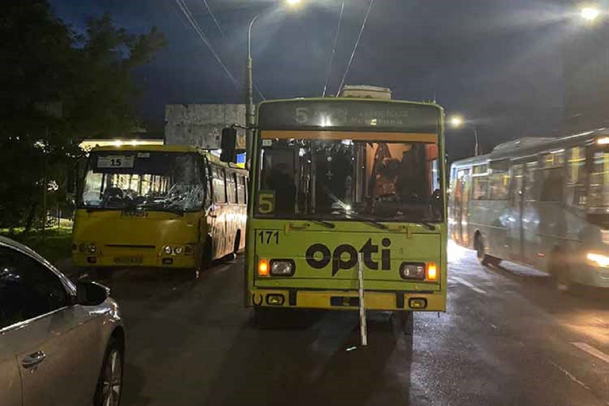 На околиці Тернополя маршрутка в'їхала у тролейбус, п'ятеро постраждалих