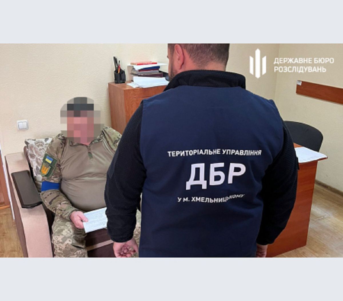 Посадовця міграційної служби з Хмельниччини звинуватили у видачі паспортів росіянам 