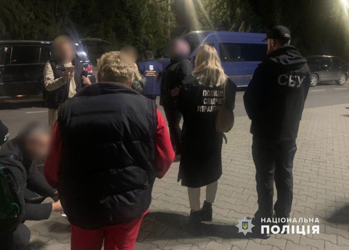 49-річна мешканка Буковини перевозила ухилянта у багажнику мікроавтобуса