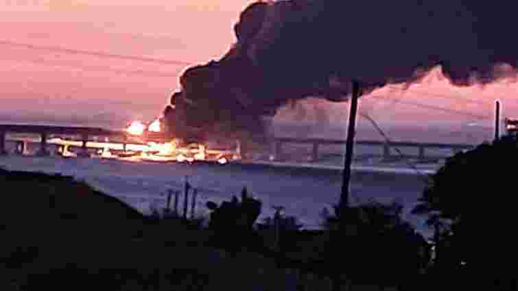 Сильний вибух зруйнував частину Кримського мосту біля Керчі