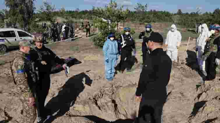 У звільненому Лимані ексгумували перші 20 тіл на місці масового поховання