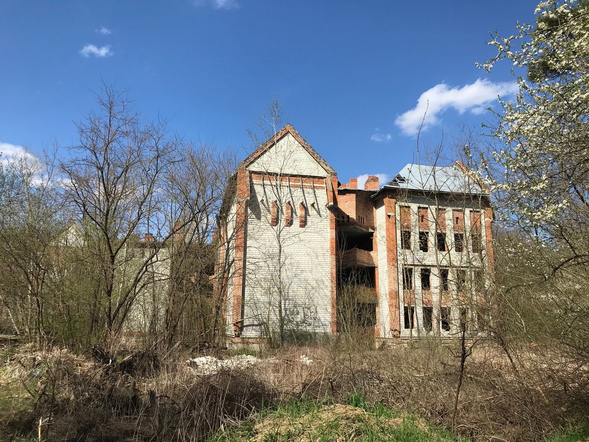 Суд скасував арешт землі в Брюховичах, де замість школи планують збудувати ЖК