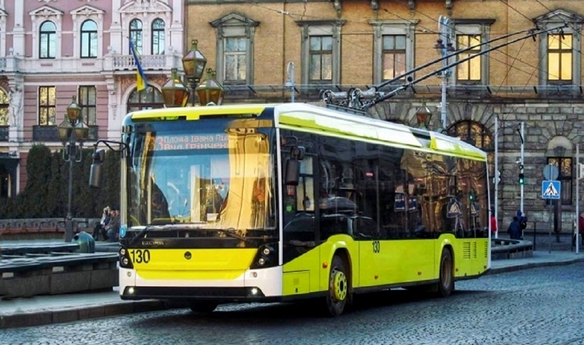 Окремі маршрути львівського електротранспорту відновили роботу