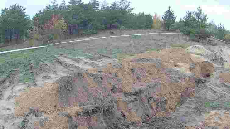 У звільнених містах Донбасу виявляють нові масові поховання