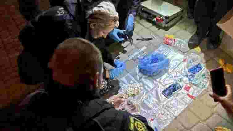 25-річного закладчика спіймали у Львові із 850 пакетиками наркотиків