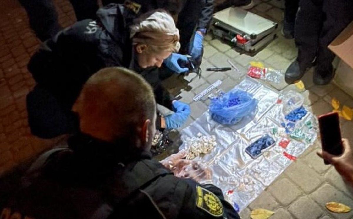 25-річного закладчика спіймали у Львові із 850 пакетиками наркотиків