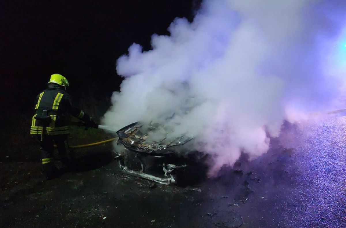 На трасі Київ-Чоп неподалік Рівного згорів легковий автомобіль