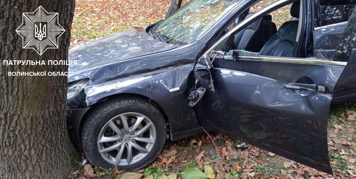 Водій під наркотиками заїхав у сквер та врізався у дерево у Луцьку