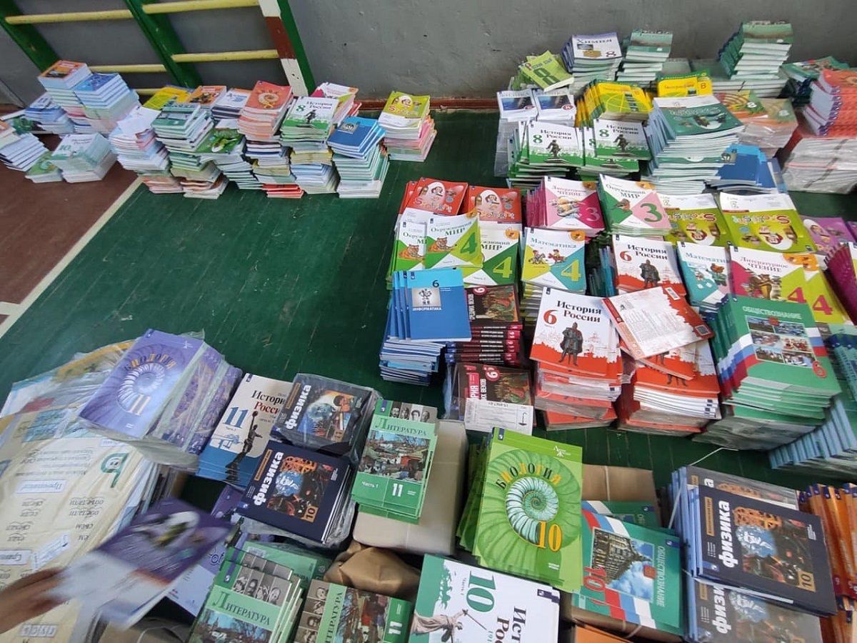 На звільненій частині Харківщини виявили склад російських підручників